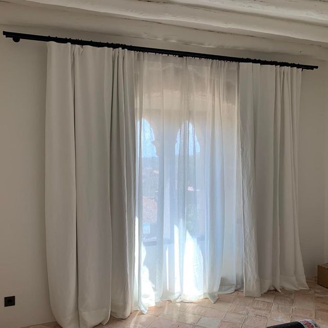 ventana con cortinas